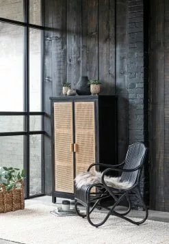 Provence Rottinkikaappi, Mustat Kehykset -Huonekalut myymälä Snugg Must Living lounge chair como plus cupboard provence 1 1